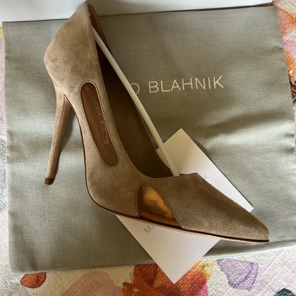 Manolo Blahnik never worn beige suede pumps size 61/2. Immaculate condition. - Picture 3 of 4